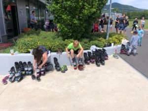 děti na skákacích botkách 2